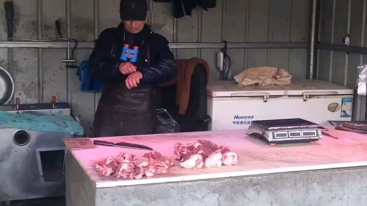 爷孙俩天天斗智斗勇,还好这次老爷子动作快,不然又损失一直猪脚,说好的隔辈亲呢?#隔辈亲#爷孙自有爷孙